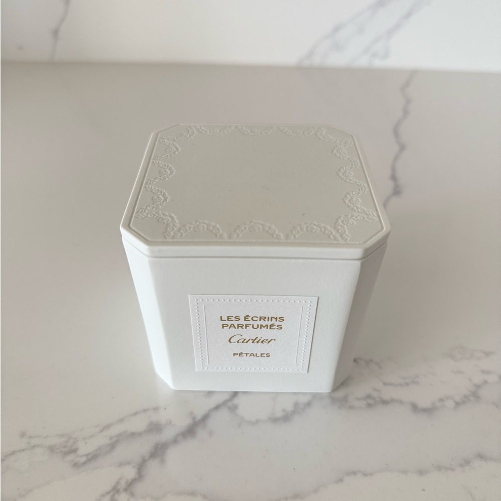 Cartier White Candle in Petals πΈπ©· - Picture 5 of 15